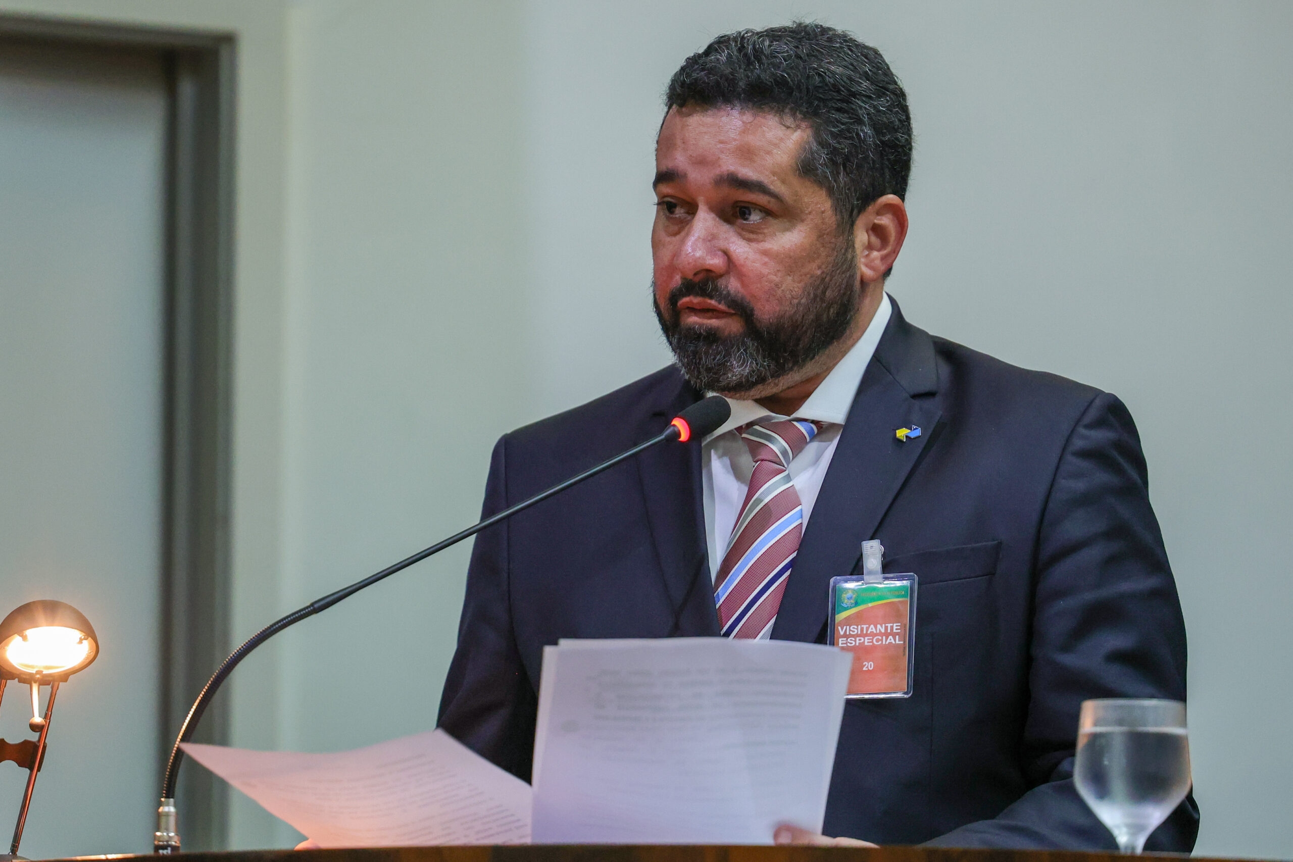 In mezzo al deficit, il presidente delle Poste ha avuto un aumento del 14% in due anni