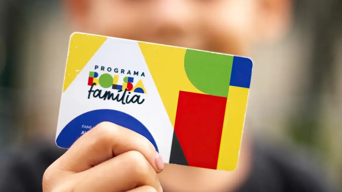 Il governo lascia fuori dalla Bolsa Família quasi 3 milioni di persone e fa pressione sui comuni