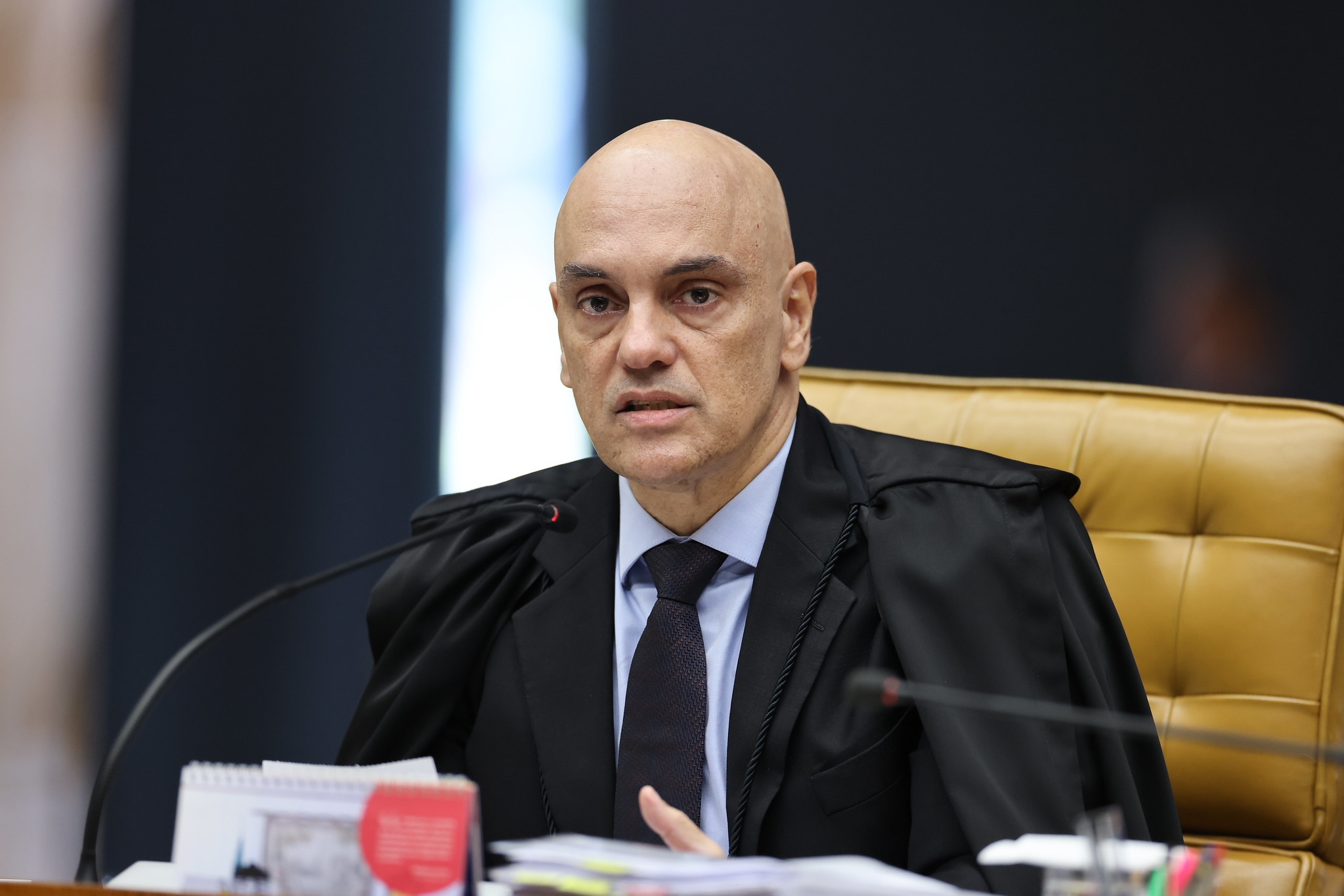 Juristas questionam decisão de Moraes que mandou investigar juiz