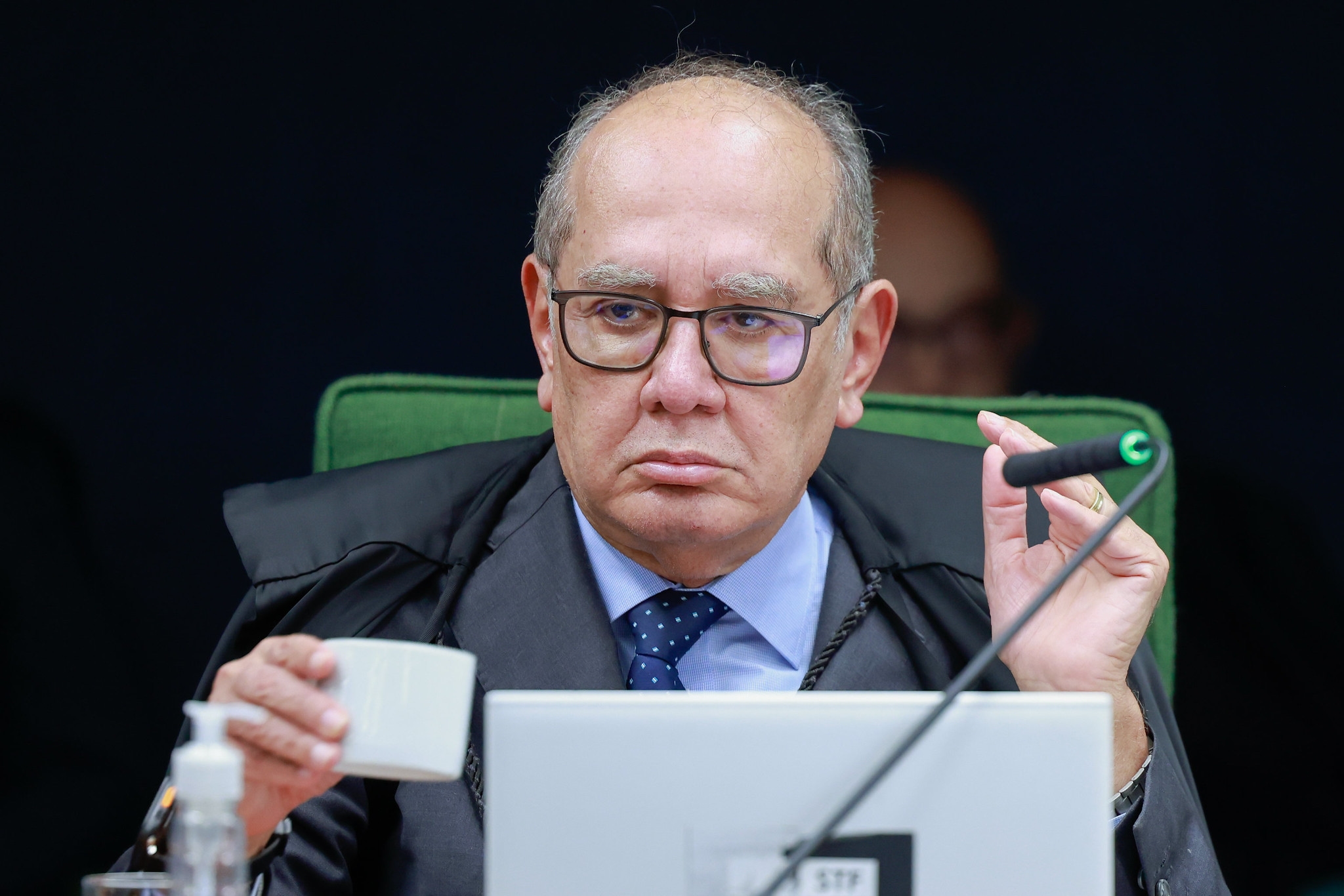 Gilmar, Moraes'in cesaretinin demokrasiyi sağladığını söylüyor ve ABD'nin yeni yaptırımlarını eleştiriyor