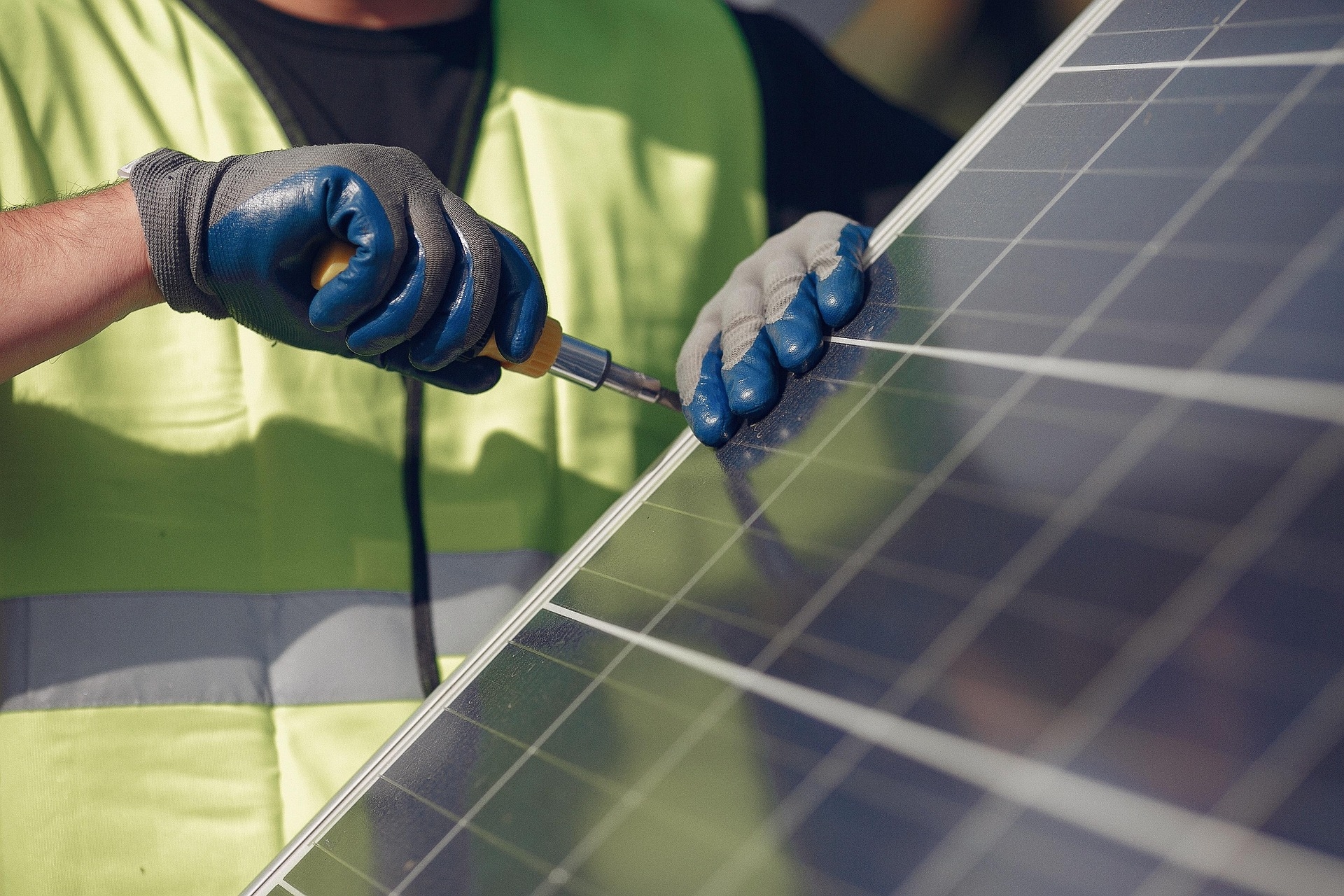 La electricidad gratuita para personas de bajos ingresos puede resultar costosa para los propietarios de paneles solares