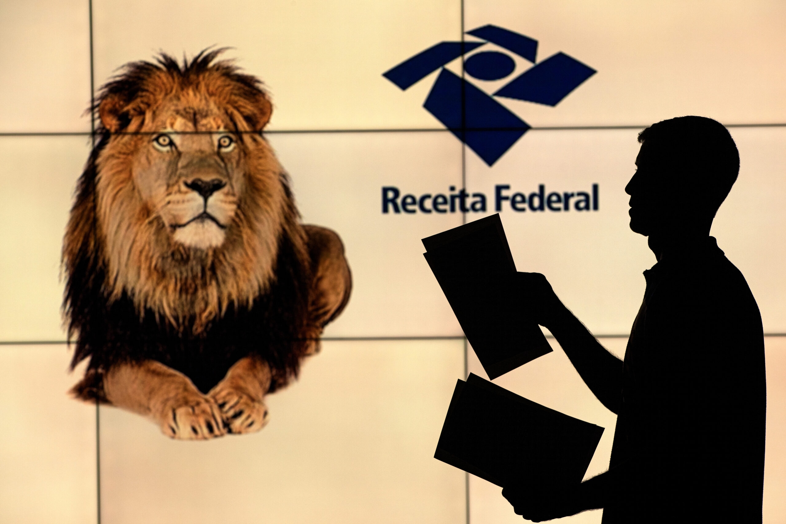 Il Federal Revenue Service nega che avviserà gli adulti che vivono con i genitori