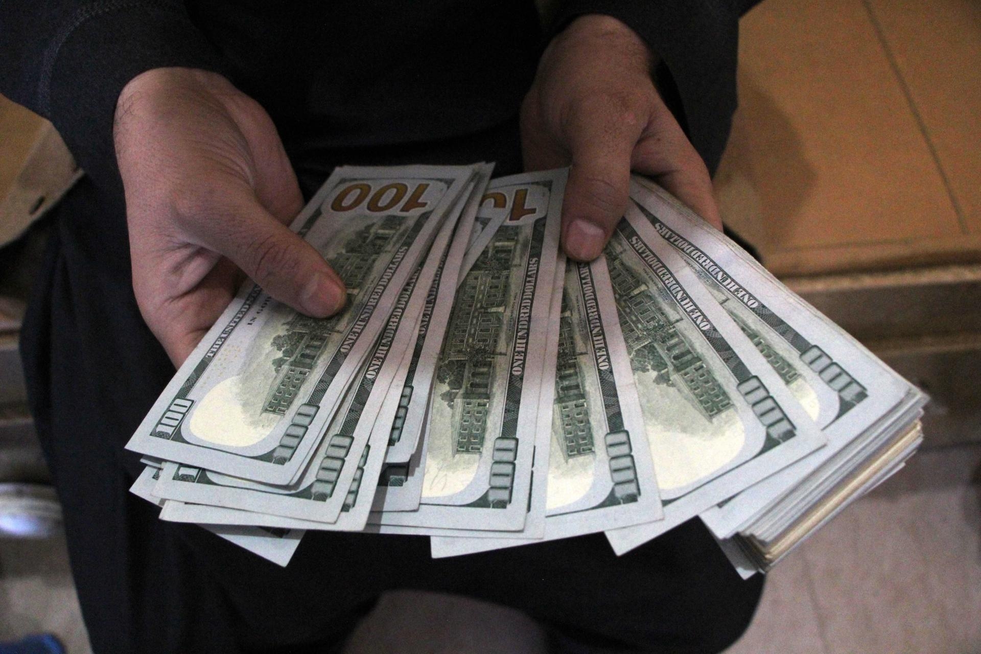 Dólar dispara com pacote de bondades no Brasil e ameaça de Trump à China; veja cotação