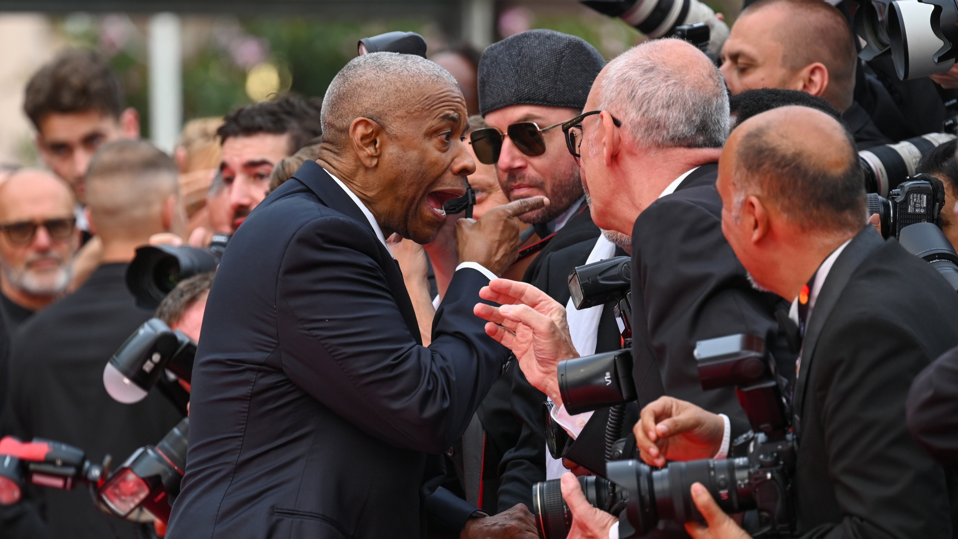 Denzel Washington litiga duramente con un fotografo sul red carpet di Cannes e il video diventa virale; orologio