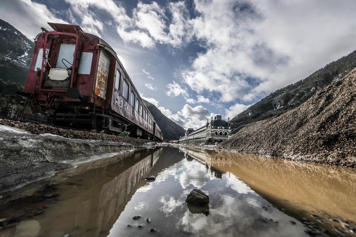 Sie überquerten das Unpassierbare: das unglaubliche Abenteuer der Transpyrenäen, der Eisenbahnlinie aller Heldentaten