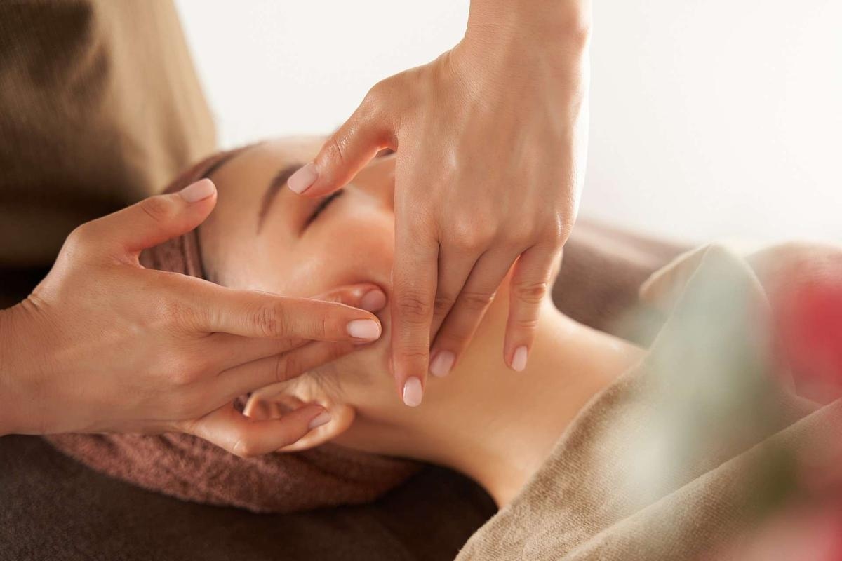 Kobido: die alte japanische Kunst der Anti-Aging-Massage, die das Gesicht neu formt