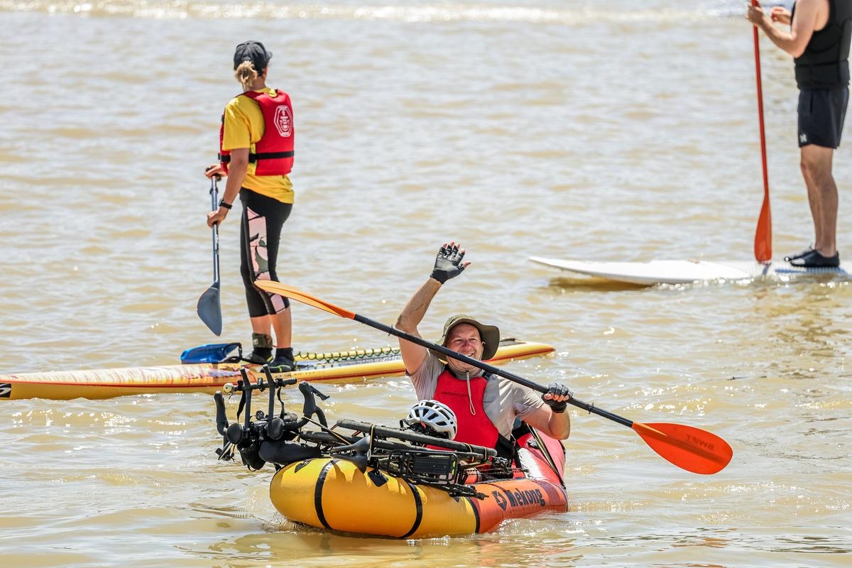 Nautische parade in Bordeaux: een fiets tussen de boten
