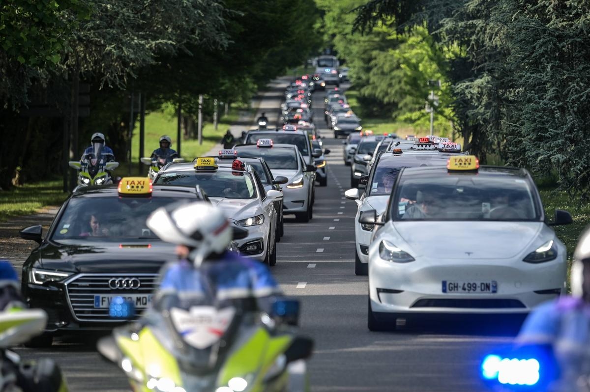 Angry taxis intend to continue the siege of the city of Pau