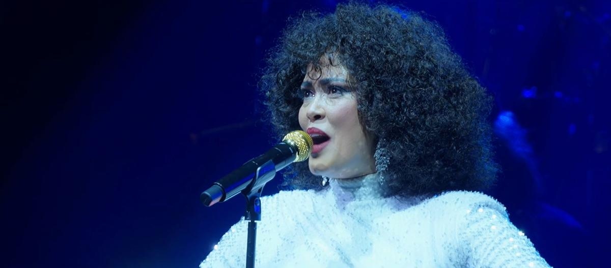 Vidéo - Belinda Davids chante emmène Whitney Houston sur les scènes de la région