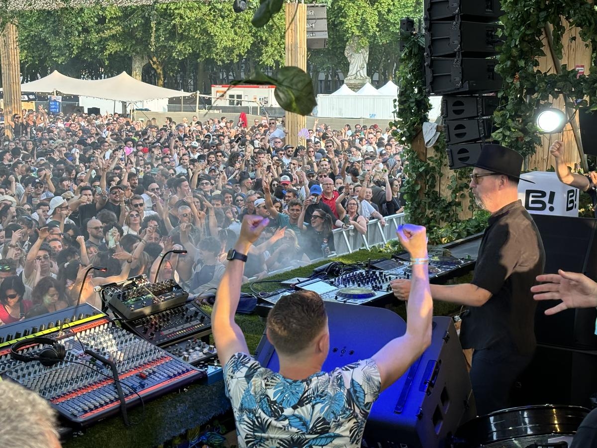 Bordeaux : plus de 12 000 personnes pour le Brunch Electronik sur la place des Quinconces