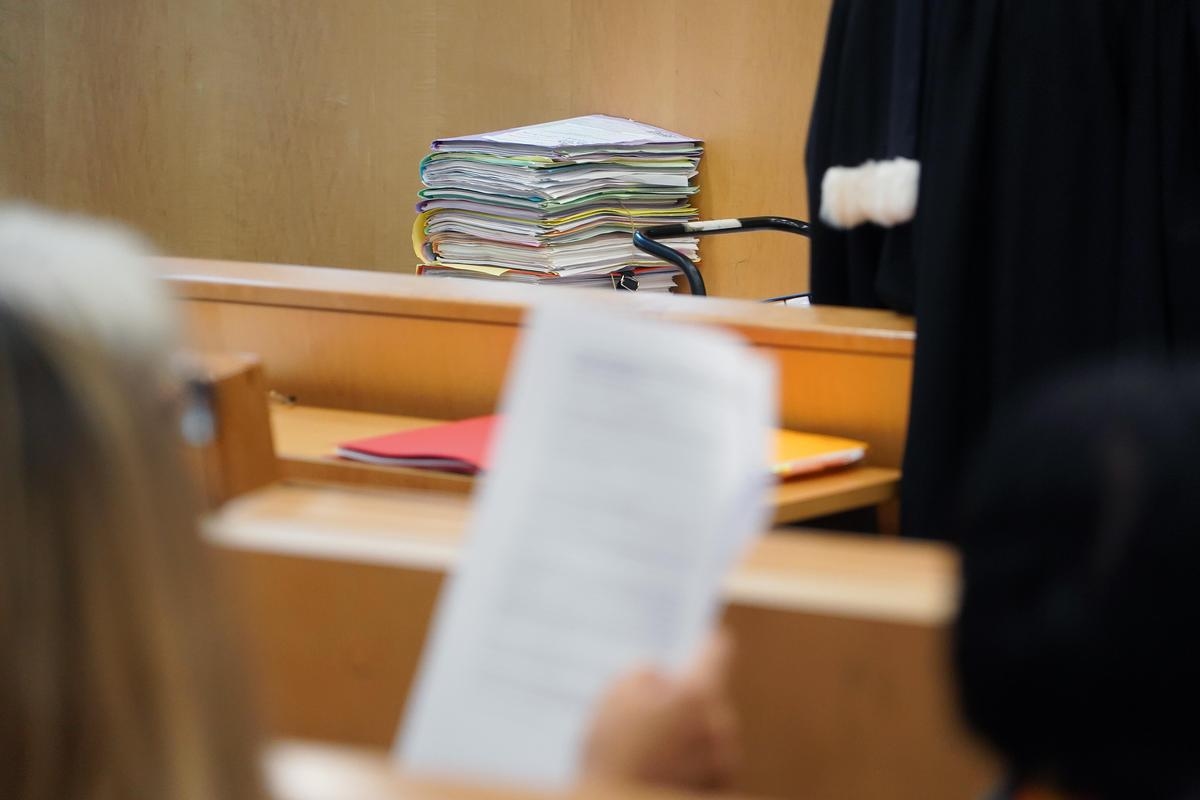 « Empoisonner de la nourriture halal », « tuer 200 imams »… : 16 militants d’ultradroite jugés à Paris