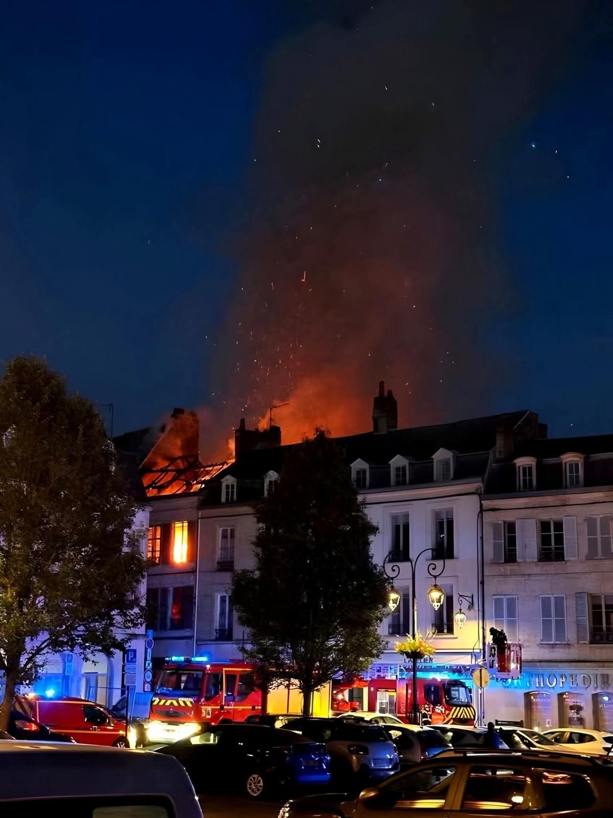 Zwei Feuerwehrleute nach dem Einsturz eines brennenden Gebäudes in Laon vermisst