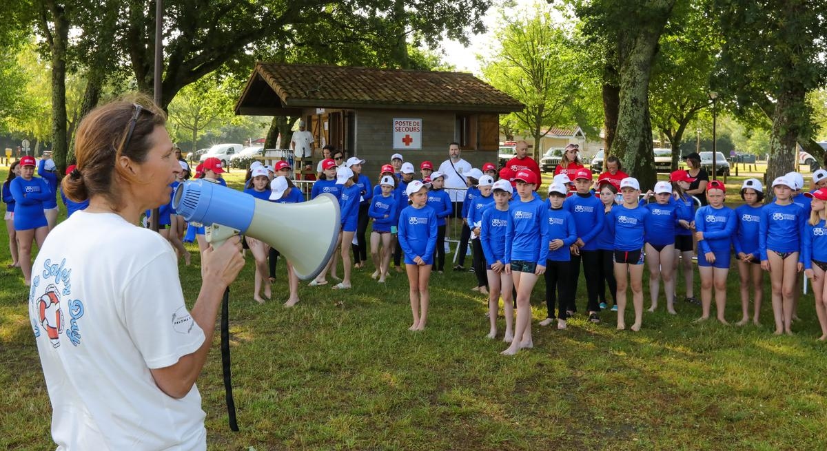 Landes. „Sie lernen Sicherheitsregeln und haben dabei Spaß“: 200 Kinder lernen das Schwimmen im Meer und in Seen