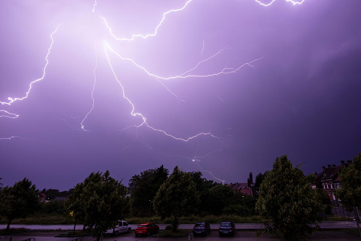 Tormentas eléctricas: Los cazadores se refugian en una cabaña, un rayo cae sobre un árbol que cae sobre el edificio y mata a uno de los hombres.