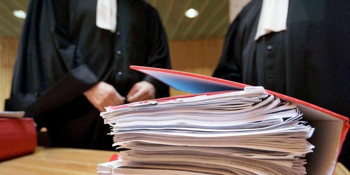 Genç kadın, yatalak büyükbabasını yatağını ateşe vererek öldürdüğü için yeniden yargılanıyor