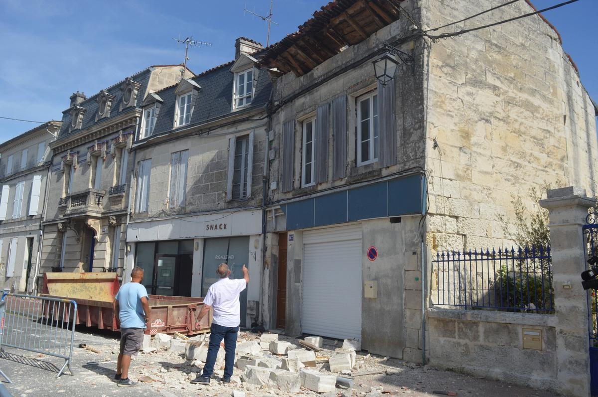 Saintes: een dak stort in op de rijbaan in de rue Saint-Eutrope