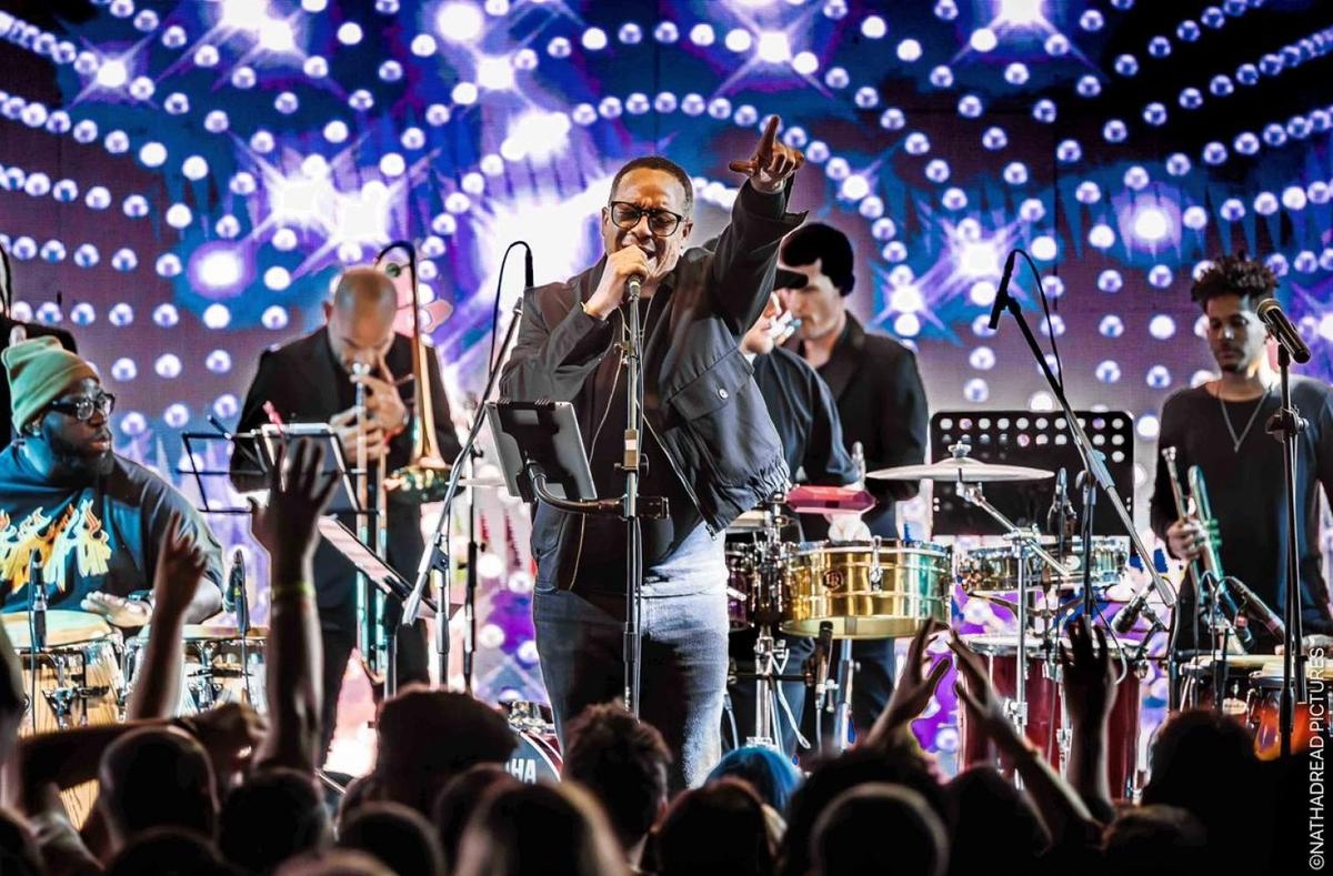 La salsa d’Issac Delgado sur la scène du Rocher de Palmer, pour le Festival de danses et musiques latines près de Bordeaux