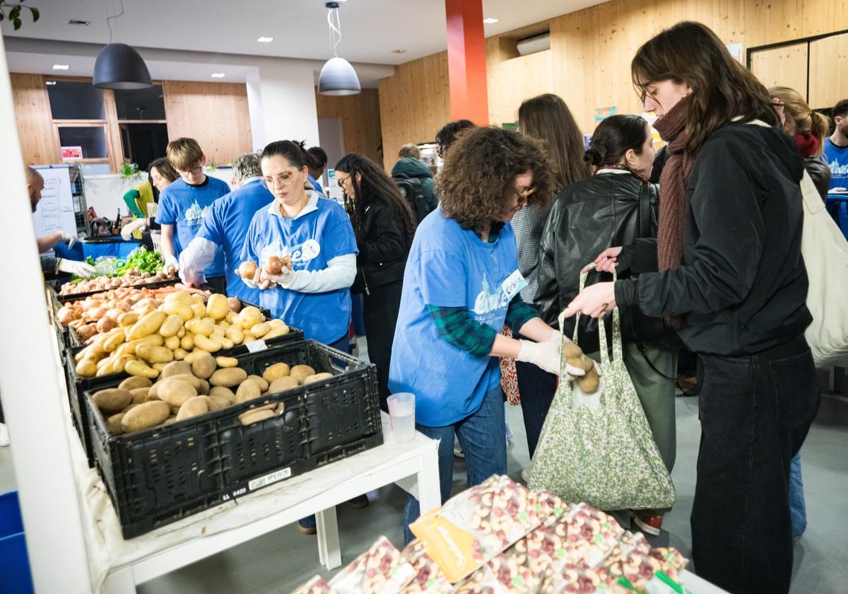Recortes presupuestarios, creciente precariedad laboral... Las asociaciones advierten del riesgo de una "bomba social".