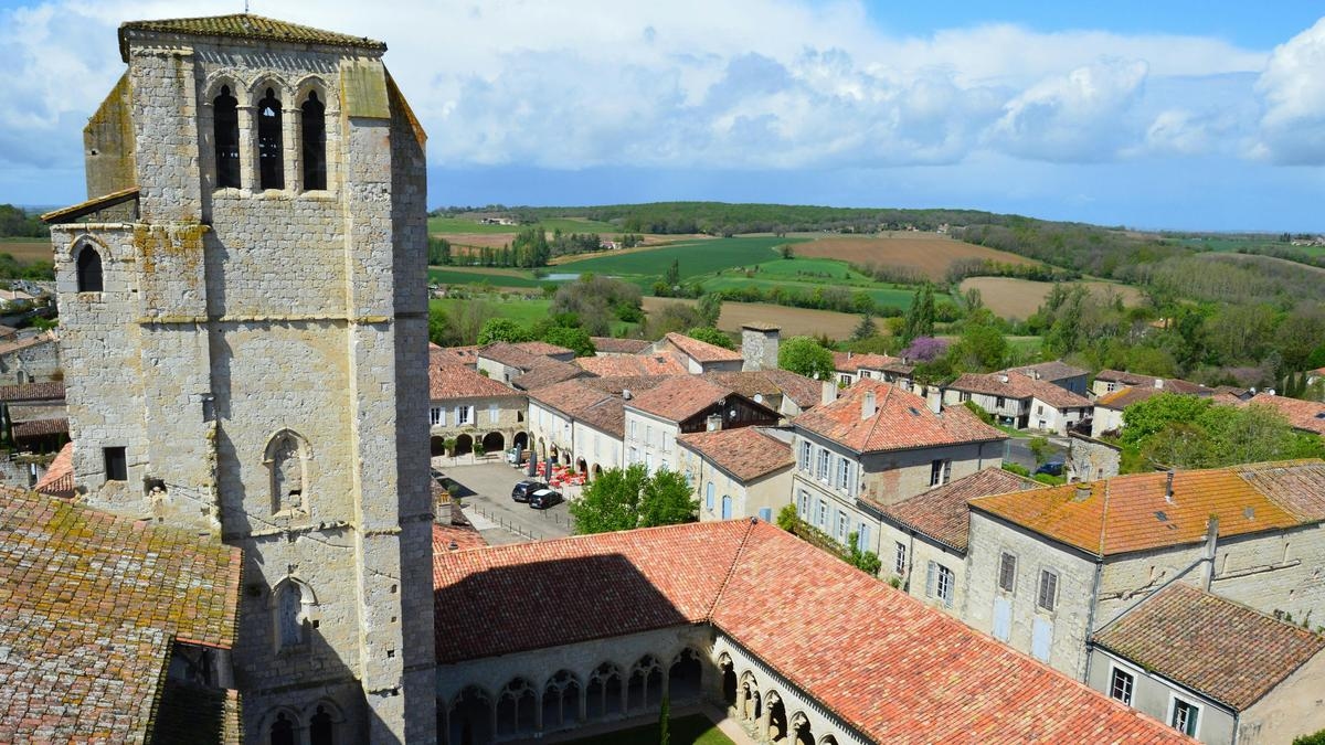 Auf dem Weg nach Compostela, 2 Stunden von Bordeaux entfernt, ist dieses Dorf eines der schönsten in Frankreich