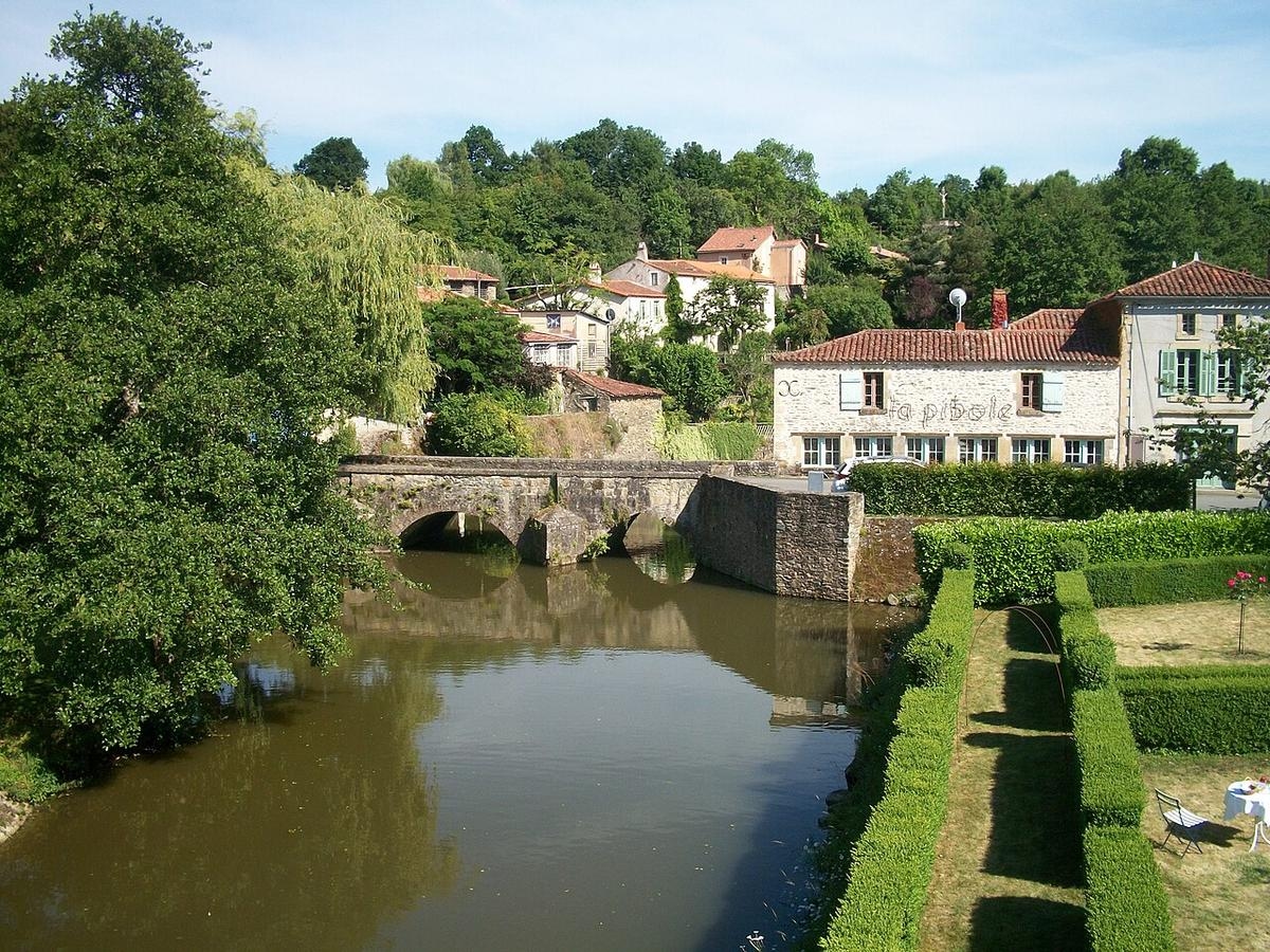 Vouvant, esta legendaria ciudad medieval es uno de los pueblos más bellos de Francia.