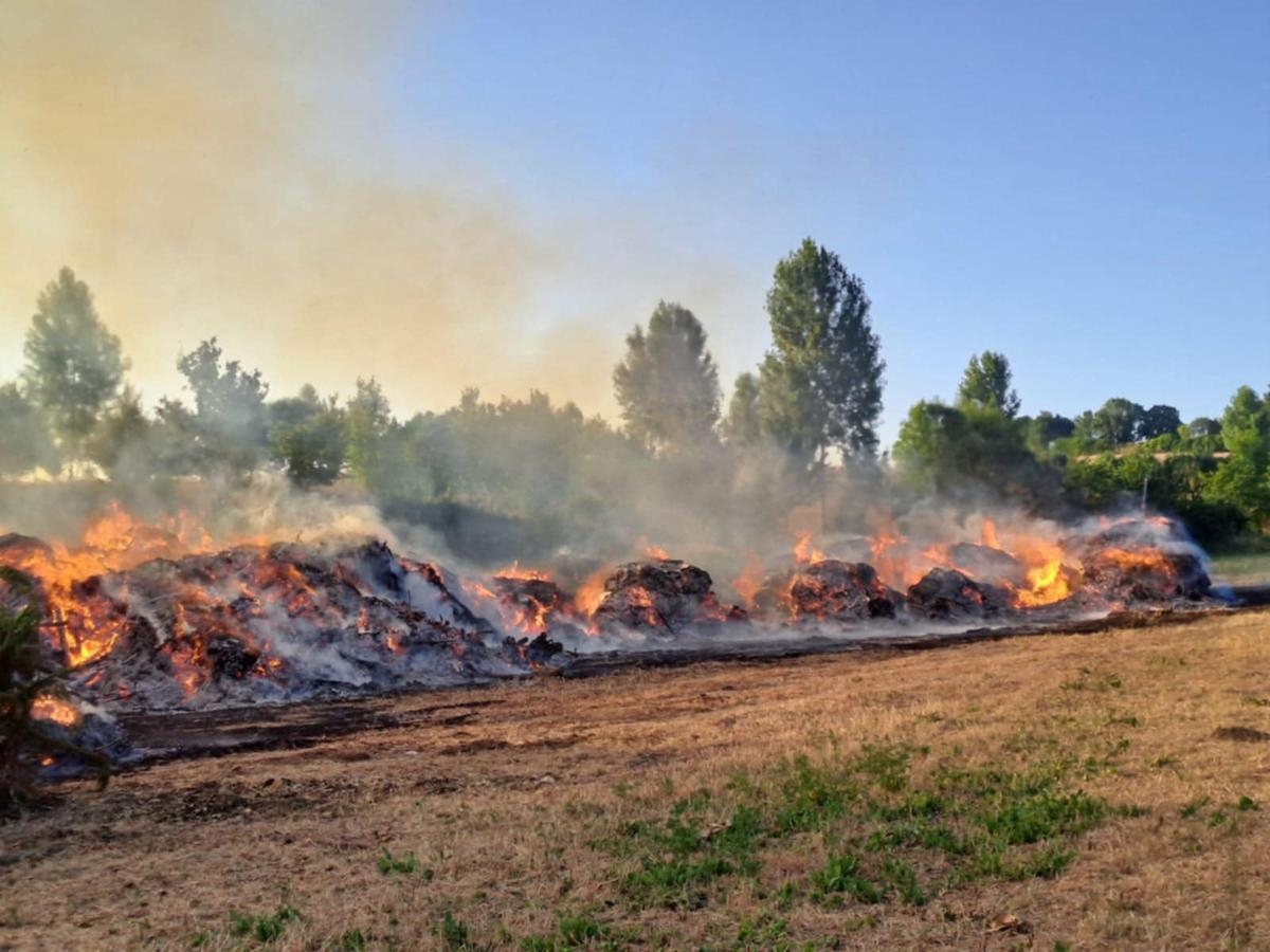 Lot-et-Garonne: stos drewna w płomieniach