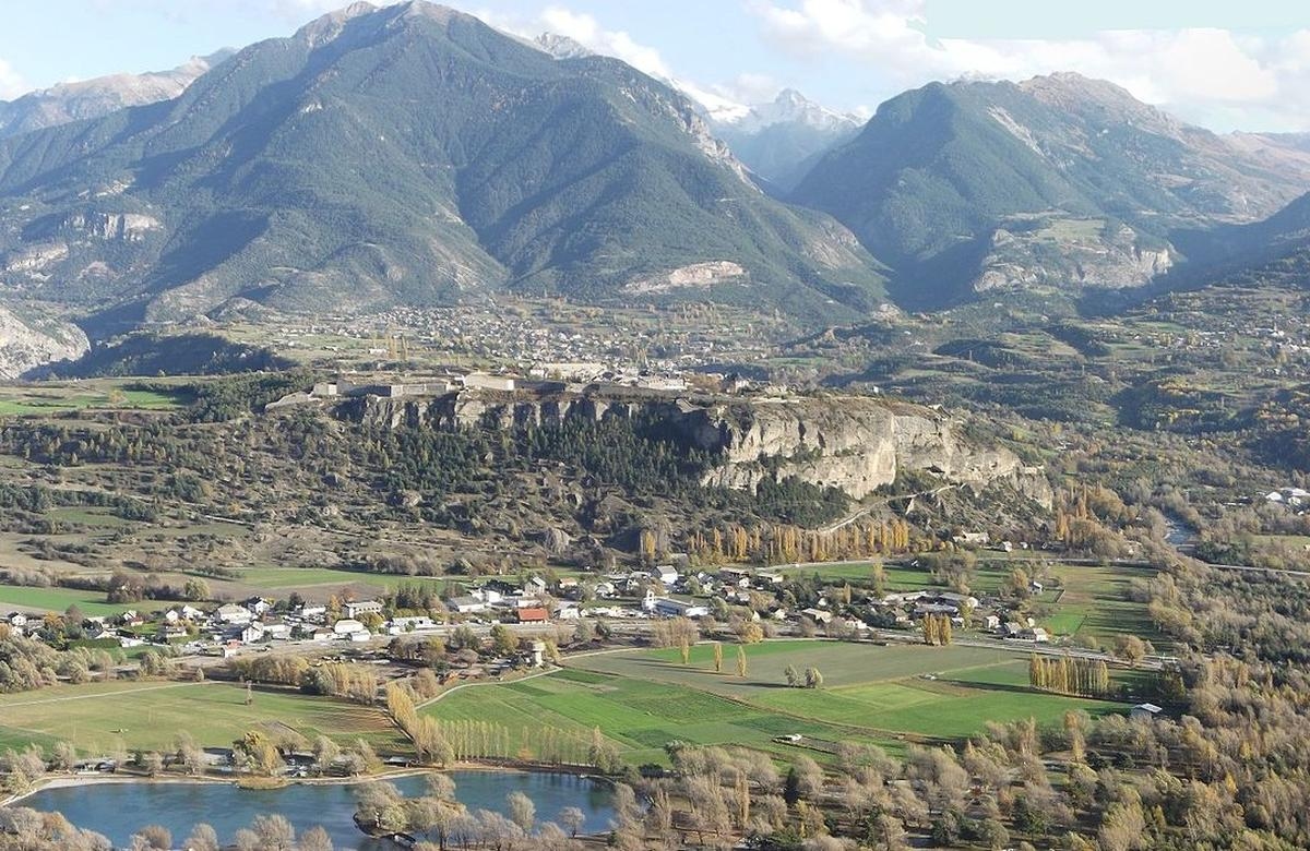 Este pueblo fortificado construido por Vauban es uno de los más bellos de Francia.