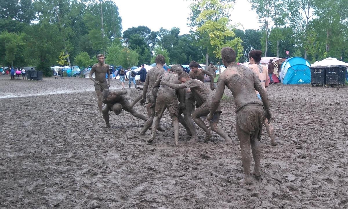 Ein Schweinerugby-Turnier und ein Weltrekordversuch für einen Paquito im Schlamm in der Dordogne
