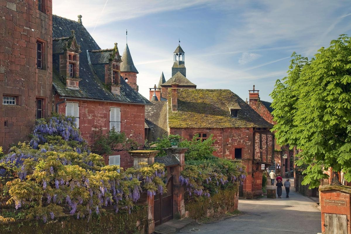 Ce village étonnant aux maisons rouges est l’un des plus beaux de France, à 2h30 de Bordeaux