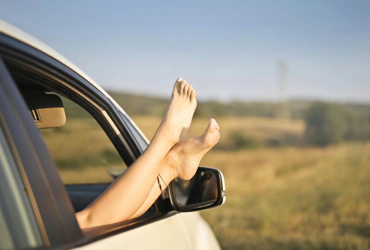 Sicherheit im Straßenverkehr: Autofahren in Flip-Flops, barfuß oder mit freiem Oberkörper – welche Risiken bestehen?