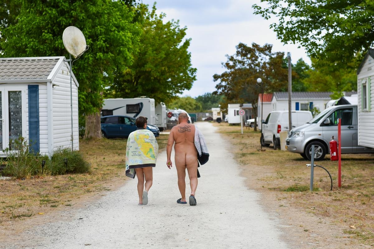 „Das Gefühl ist außergewöhnlich“: Nackt auf dem Campingplatz genießen Urlauber aus Les Mathes das Leben