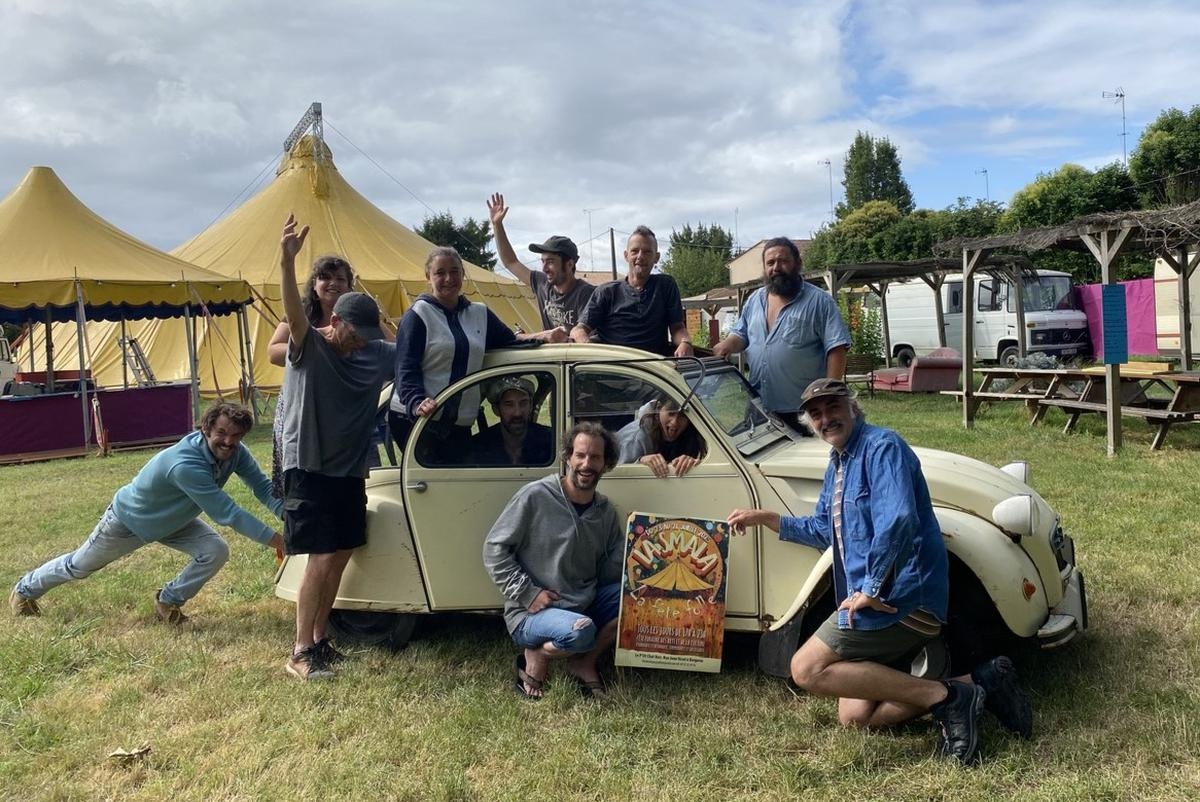 “Touching,” “zany” and “serious”: La Gargouille reinvents La Smala for a “crazy party”