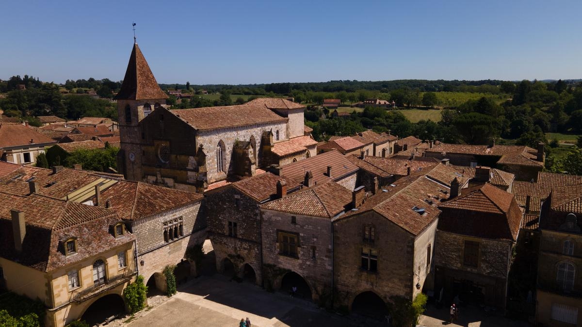 En imágenes. Las bastidas más hermosas del Périgord vistas desde el cielo: Monpazier, la más famosa de todas.