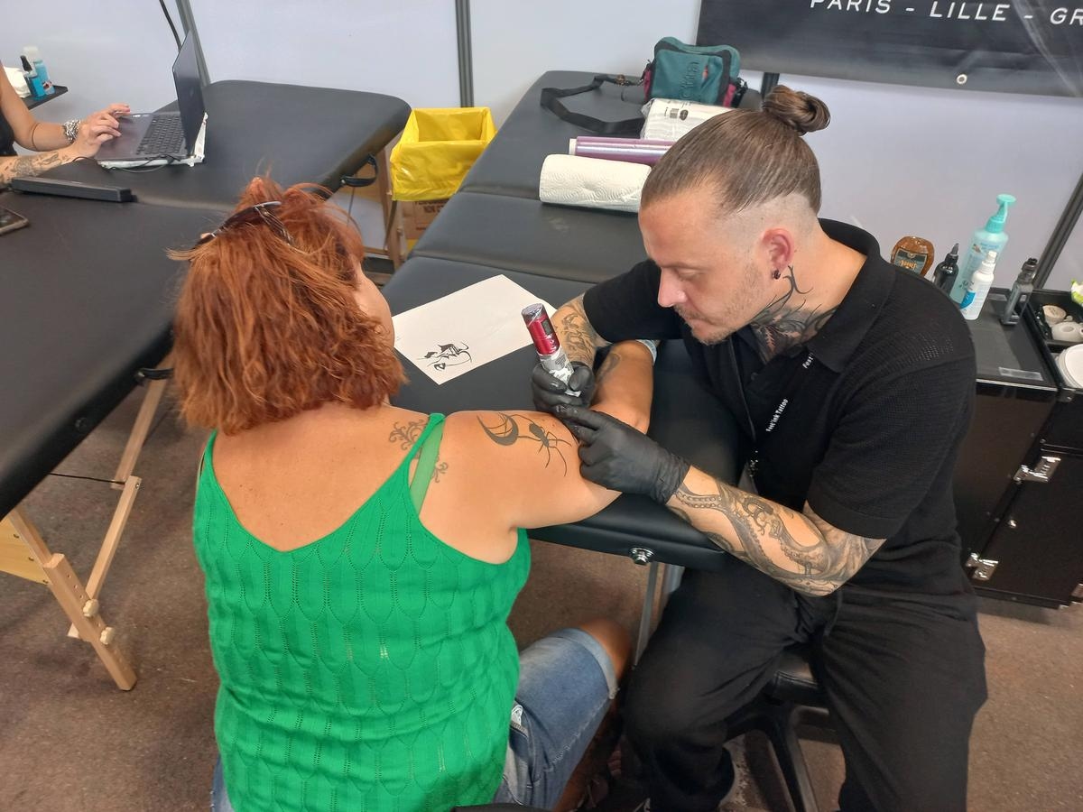 „Es war nicht geplant und dann aus einer Laune heraus“: Treffen in den Gängen des Fest’ink Tatoo in Saintes
