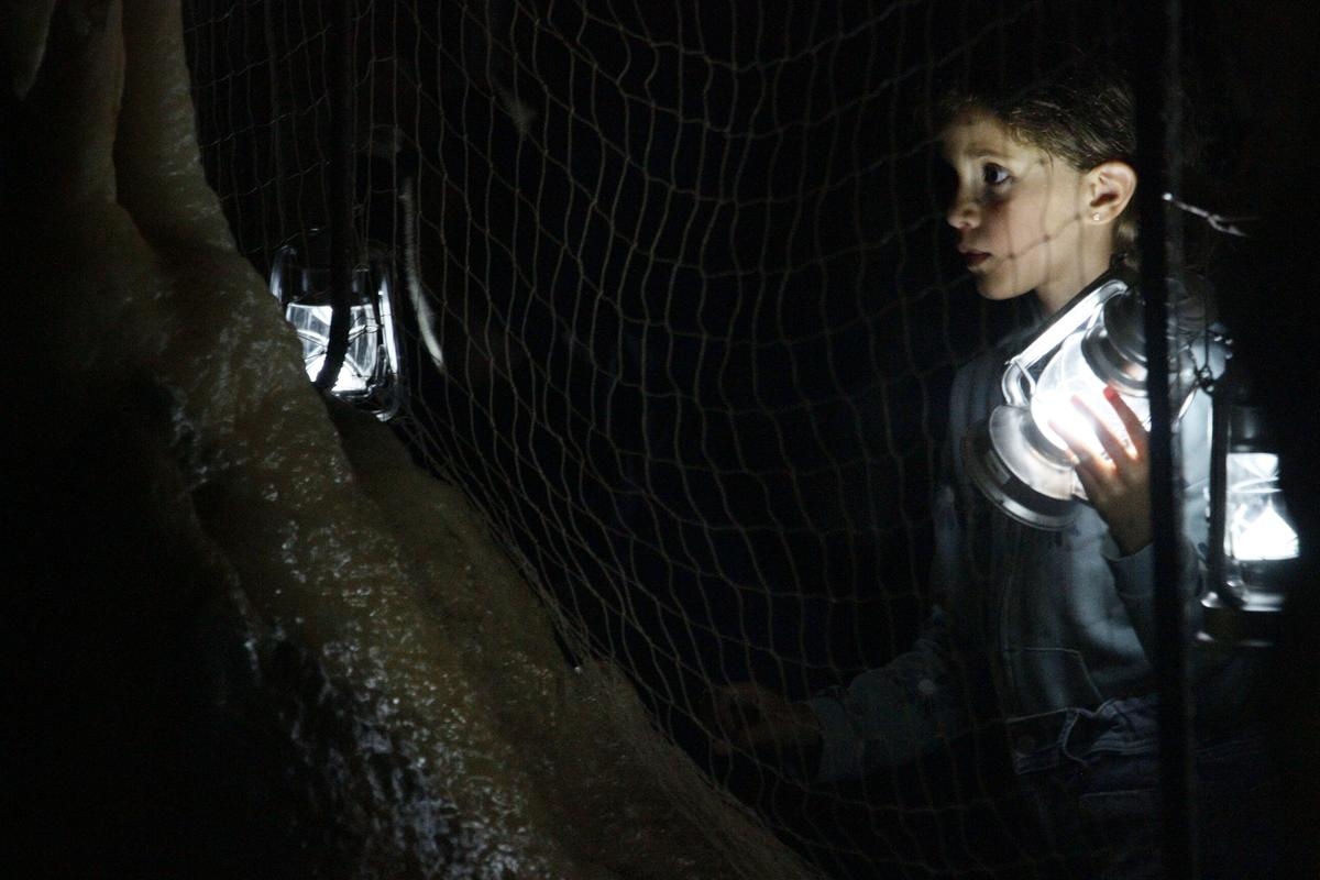 Dordoña: descubriendo la cueva del Grand Roc con una linterna de tormenta
