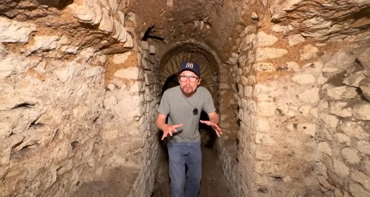 "Burada çılgın bir miras var": Lorànt Deutsch, Saintes'in tarihi karşısında hayrete düştü