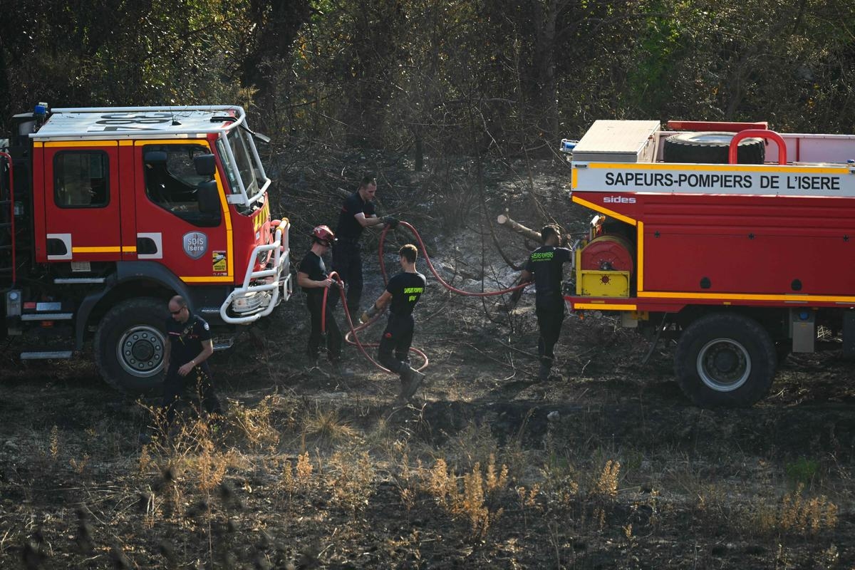 Incendie dans l’Aude : le feu est maîtrisé, mais il faudra plusieurs jours pour l’éteindre