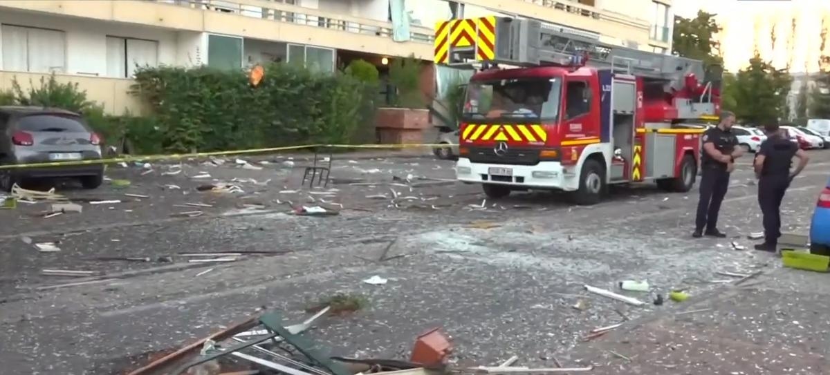 Vídeo: Violenta explosión en un edificio cerca de Lyon, un muerto