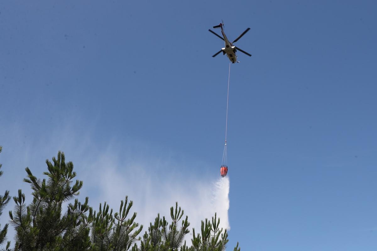 Vídeo: Helicóptero de bombeiro com bomba d'água cai em lagoa, ocupantes estão 'sãs e salvas'