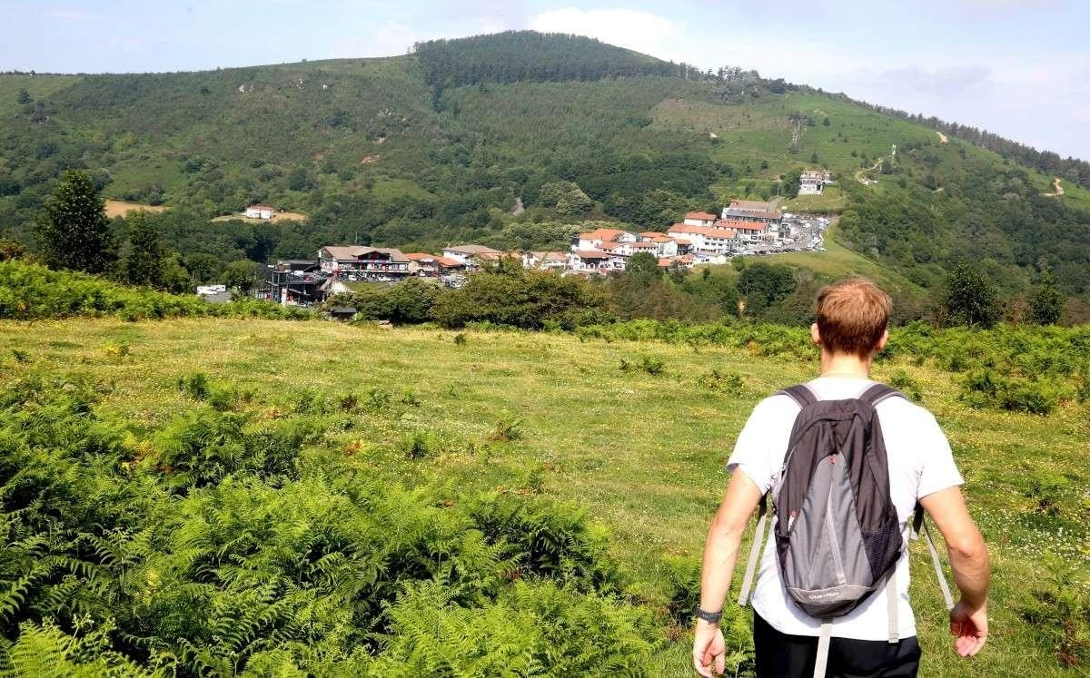 Family hike at the Ibardin Pass: between dolmens, streams and views of La Rhune