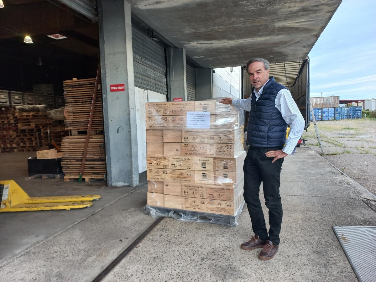 Bordeaux: Where do these collector's wooden crates distributed around the city during the Opera's back-to-school concert come from?