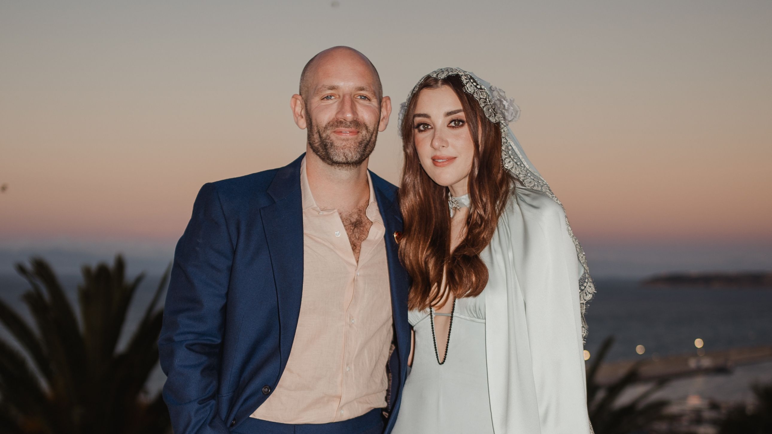 Esta noiva usou um vestido vintage azul-gelo em seu casamento em uma vila marroquina
