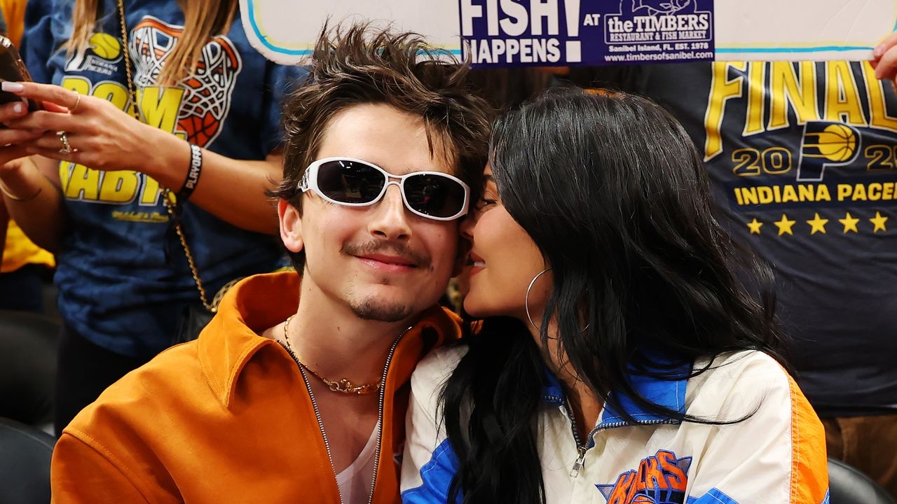 Kylie Jenner i Timothée Chalamet pojawiają się na meczu koszykówki w takich samych strojach dla fanów