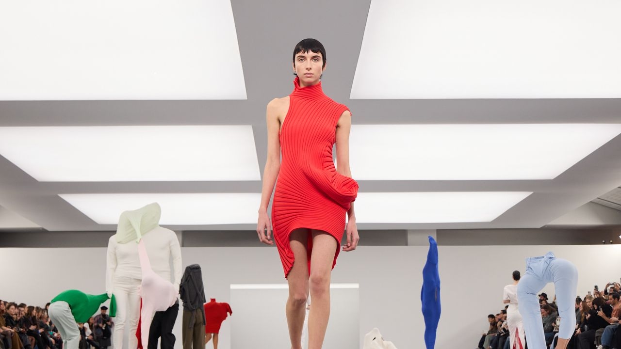 El burdeos ya pasó: este nuevo rojo se está convirtiendo en un color de tendencia