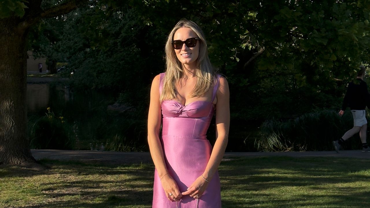 Esta novia tiñó su vestido de novia de rosa: así de fácil