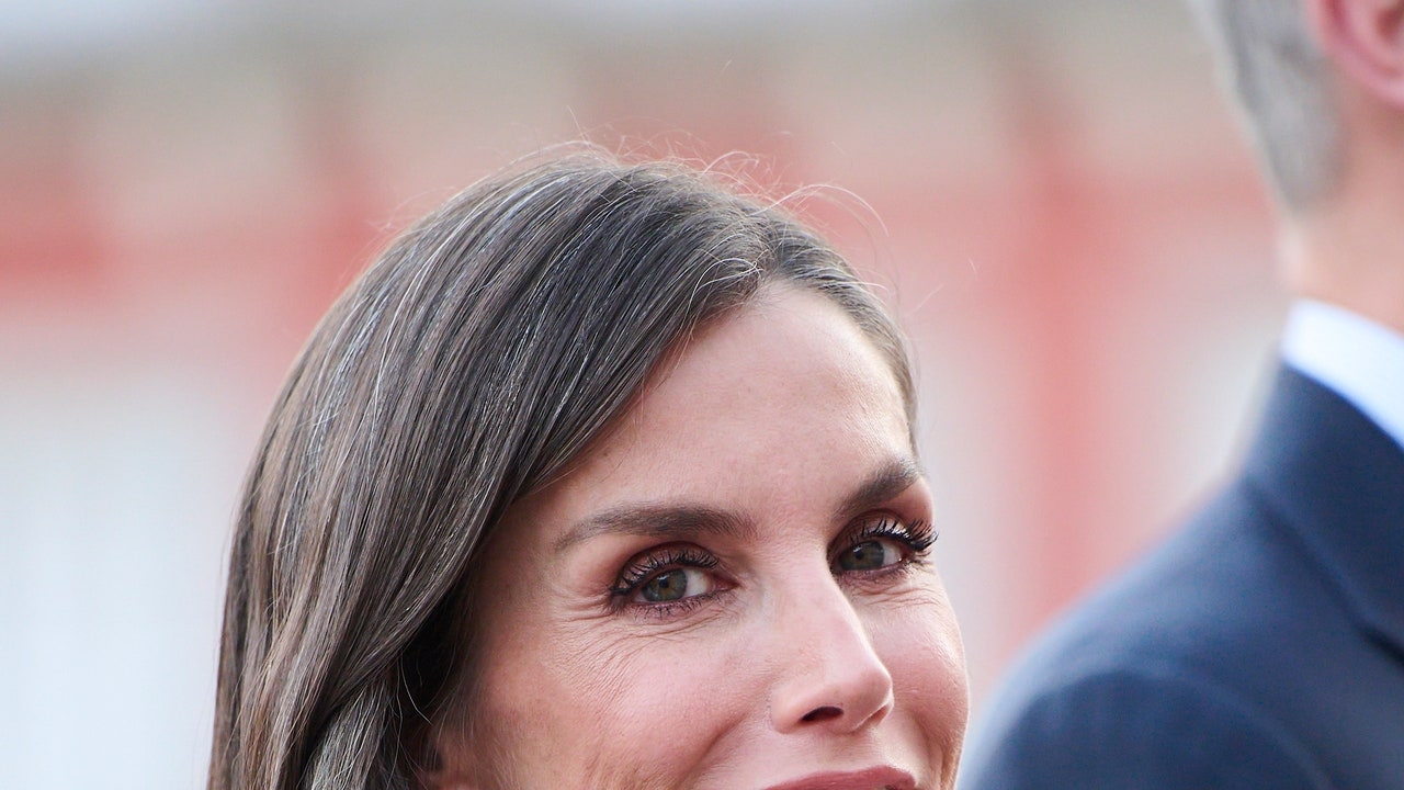 Königin Letizia: Zum schwarzen Jumpsuit kombiniert sie jetzt diesen eleganten – und bequemen – Schuhtrend