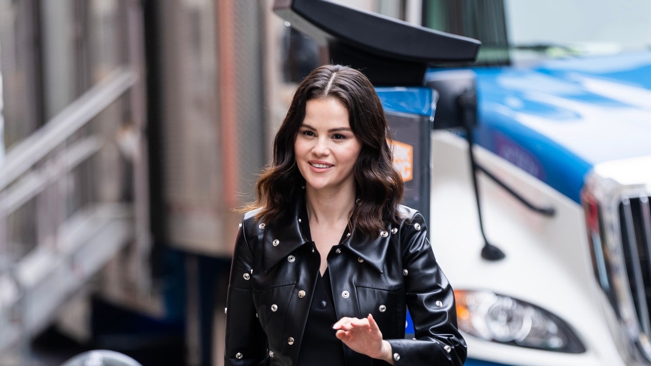 Selena Gomez draagt ​​weer een pony – haar look doet denken aan dit trendy kapsel uit de jaren 2000