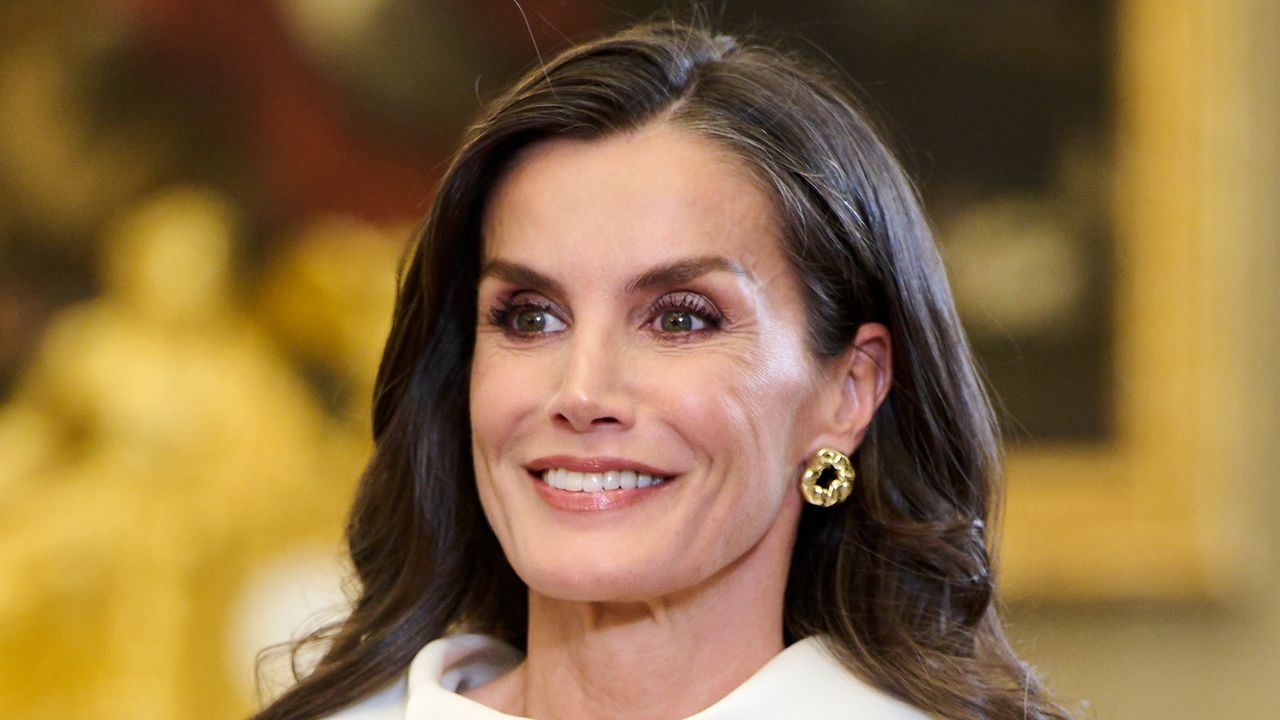 Queen Letizia: Her styling with a midi skirt shows that the XXL waist belt is also a trend in summer