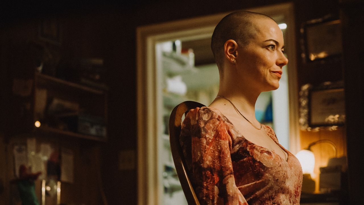 Emma Stone z łysą głową – w swoim nowym, dziwacznym filmie „Bugonia”