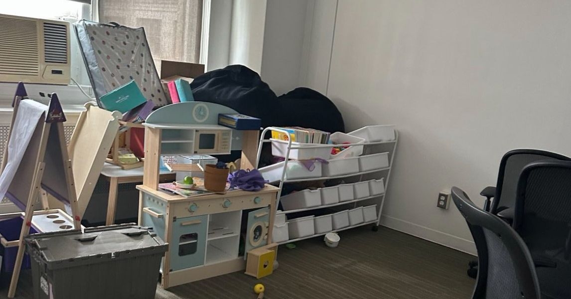 Foto: Ecco le pile di biancheria da letto usata e set da gioco per bambini abbandonati vicino ai vecchi uffici di DOGE