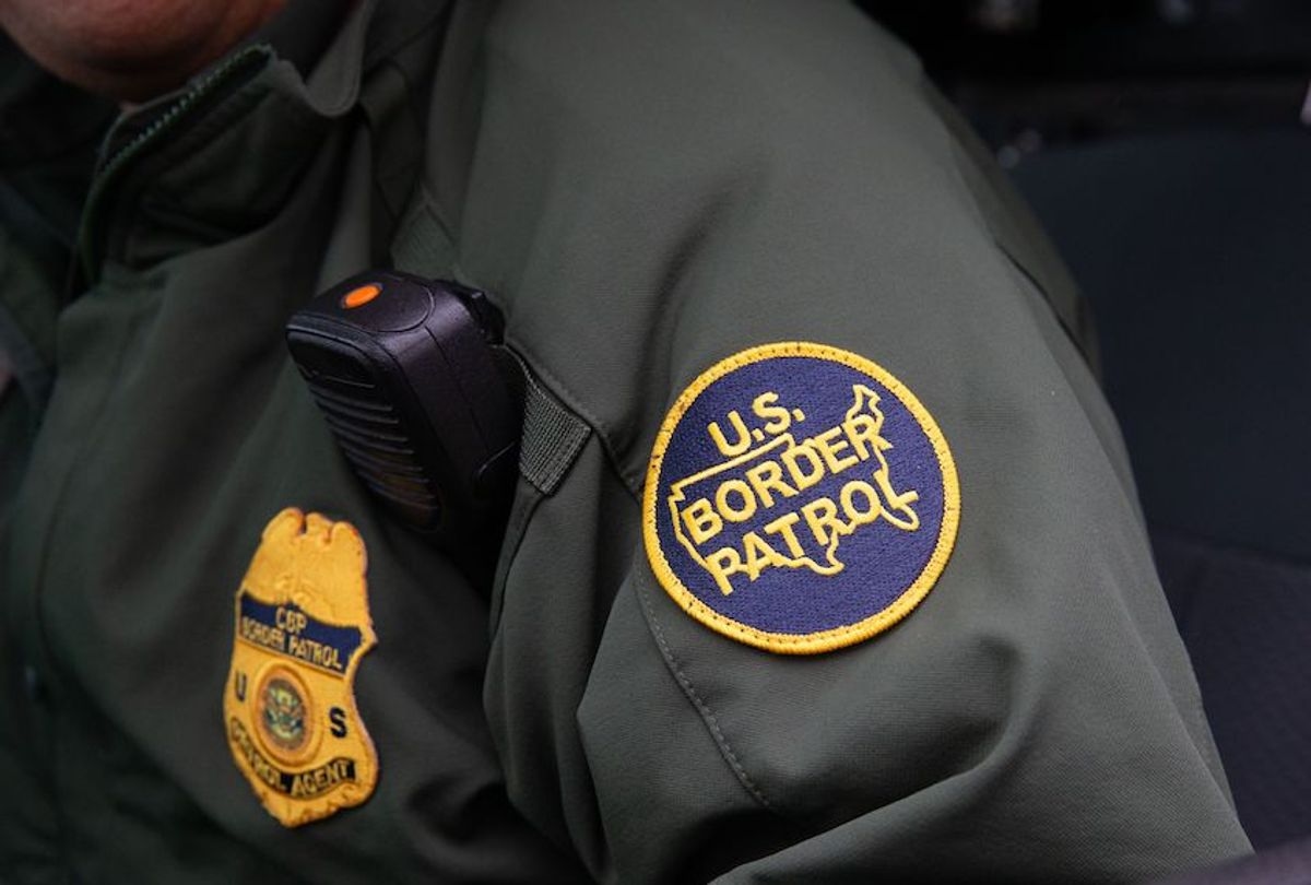"È scappato perché aveva paura": il video mostra gli agenti della Border Patrol che aggrediscono un giardiniere della California